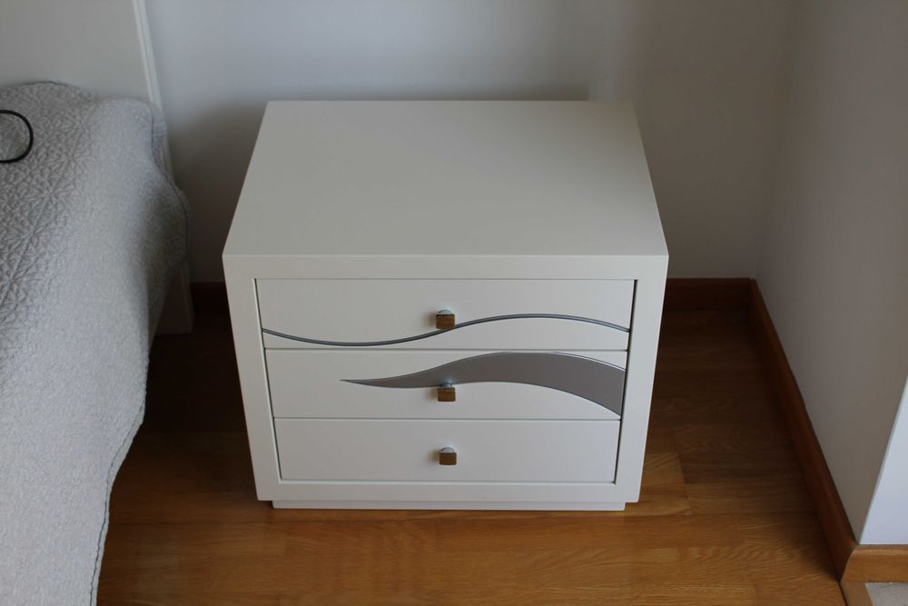 2 Mesas de Cabeceira Modernas (com 3 Gavetas)