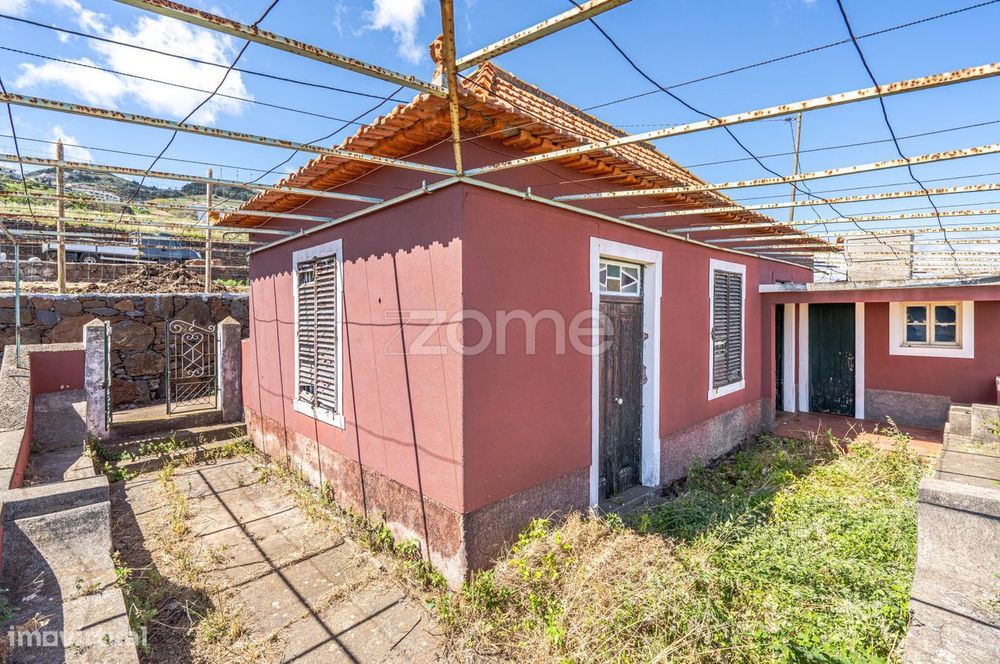 Moradia TérreaT1 para recuperar com terreno no Caniço, Santa Cruz