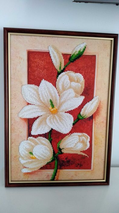 Obraz jest haftowany czeskimi koralikami.