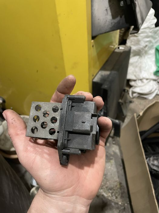 Реостат резистор реле вентилятора Peugeot 307 Citroen C4 9658508980