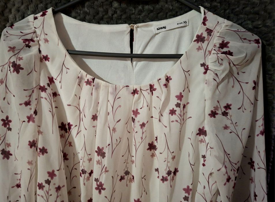 Biała bluzka w kwiaty Sinsay XS, wiązane rękawy, boho
