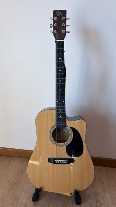 Guitarra acústica - usada poucas vezes