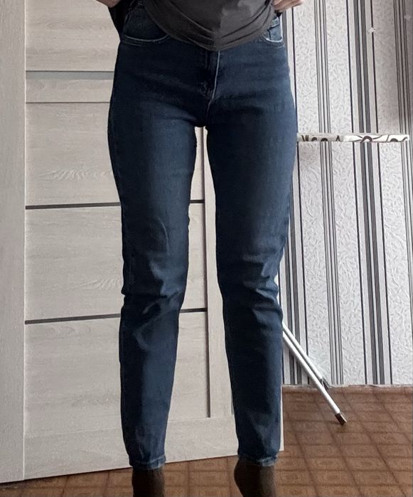 Отдам бесплатно женские джинсы, шапку и теплый капюшон от дубленки