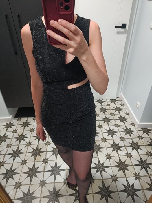 Czarna sukienka z wycięciem