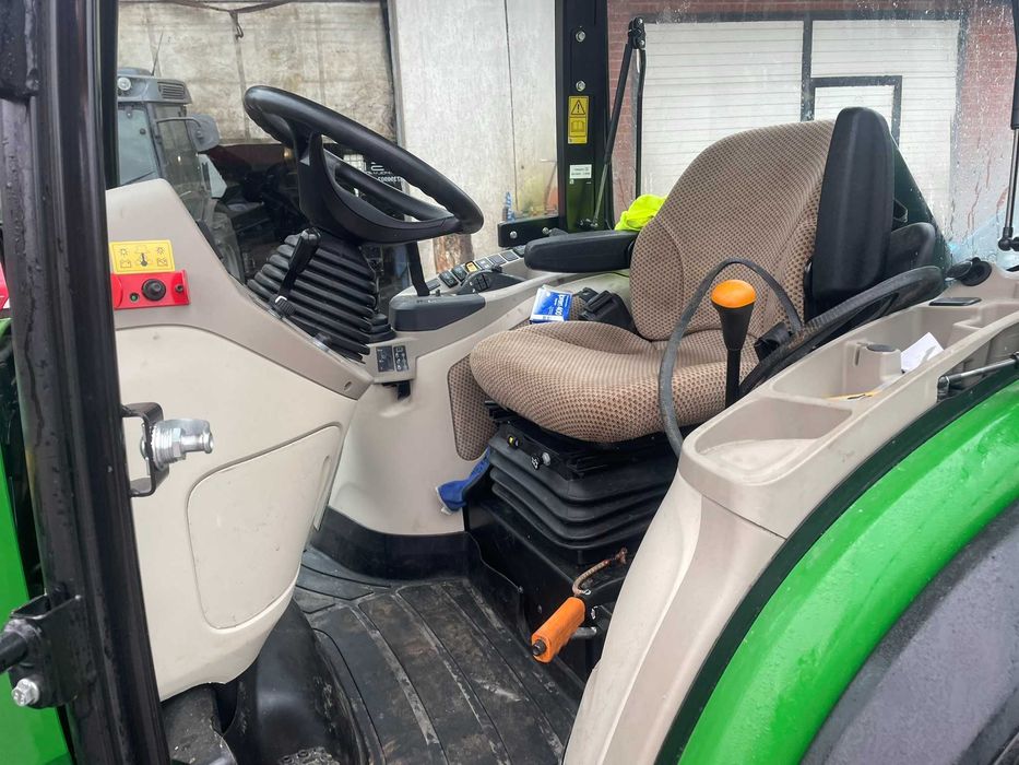 John Deere 4066R Pług śnieżny zamiatarka solarka traktor komunalny