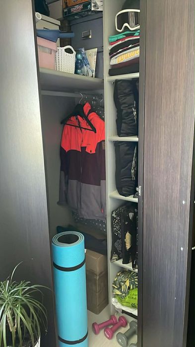 Ciemna narożna Szafa