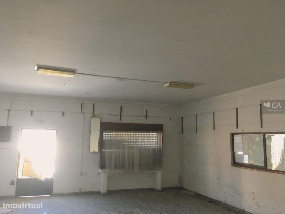 Loja para venda com 330m², situada em Cunheira, concelho de Alter d...