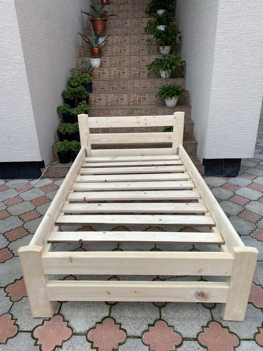 Ліжко з массиву ялинки