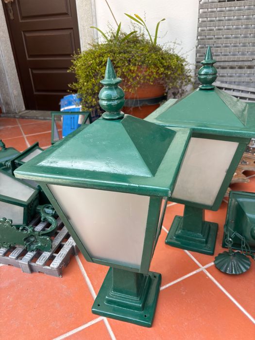 Conjunto de candeeiros de jardim verde garrafa em muito bom estado