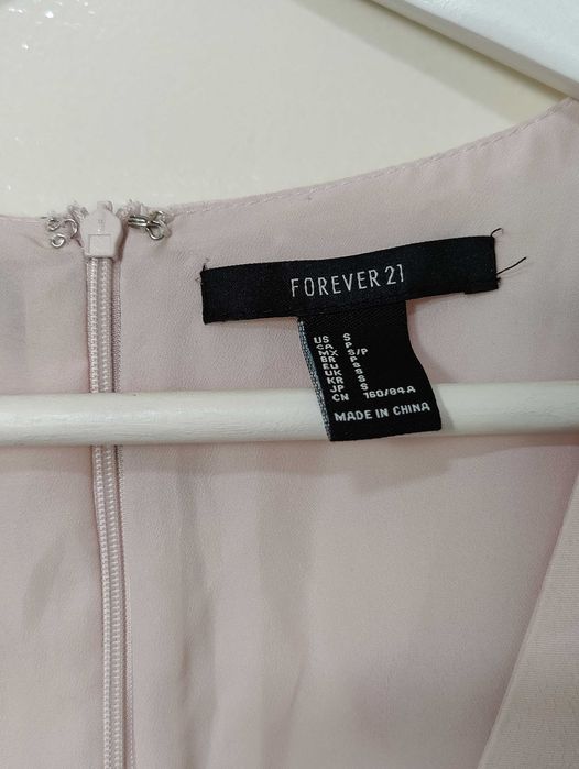 Vestido rosa claro flores vermelhas - Forever 21, S