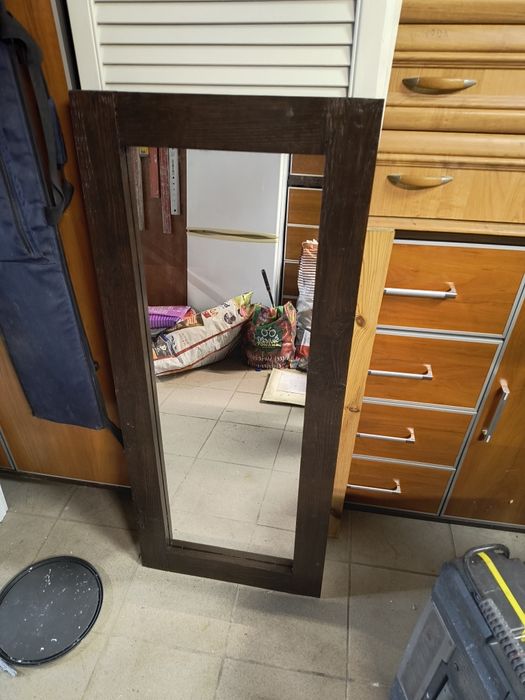 Lustro w drewnianej ramie