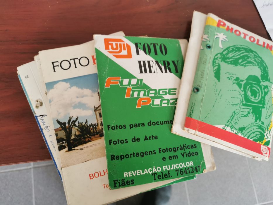 Vinte e seis mini álbuns para fotografias