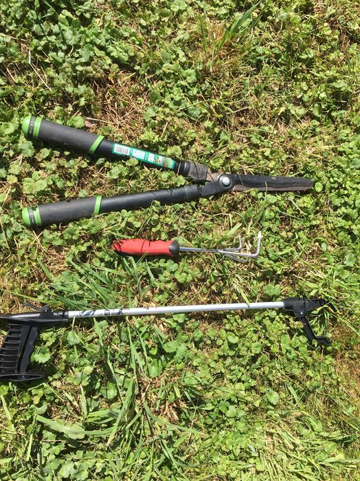 13-pomocnikow ogrodowych,duza donica,  nozyce, 2 siekiery, pila i inne