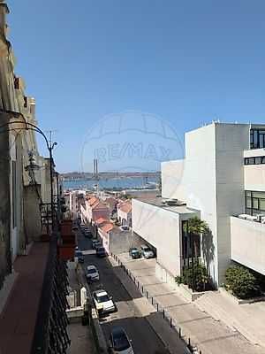 T3+1 com charme histórico na Calçada das Necessidades | Valor Negociável