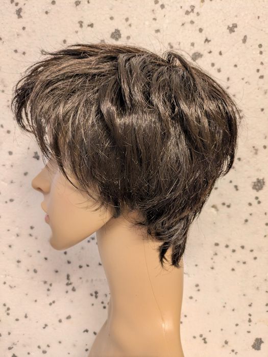 Peruka Krótkie włosy – fryzura bob/pixie, elegancka, ładnie ułożona.