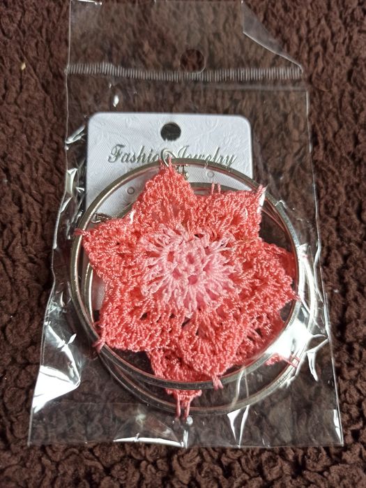 Kolczyki koła z szydełkowym motywem