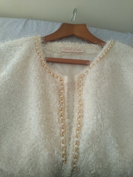 Casaco branco com corrente de pedras