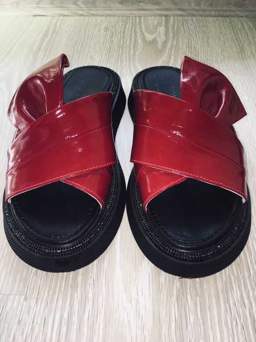 Кожаные лаковые женские шлепки на платформе. Стразы.