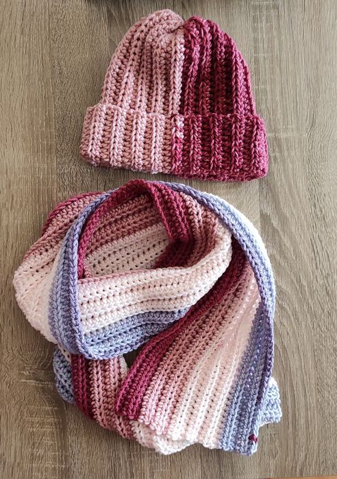 Шапка та шарф ручної роботи