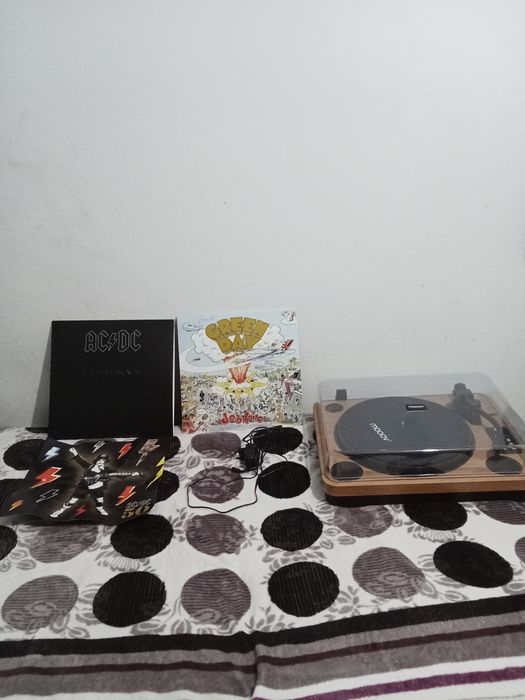 Gira-discos + Vinis ACDC Back In Black 50th + Dookie