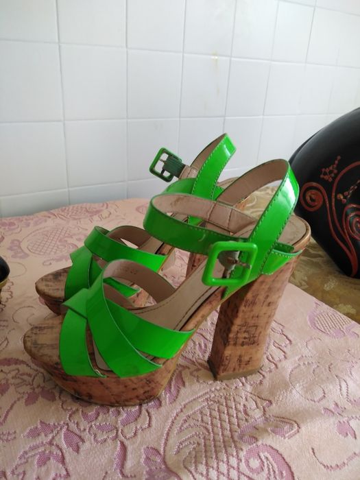 Vários sapatos usados..