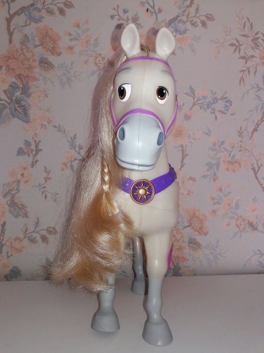 Лошадь, конь Максимус из мультфильма Рапунцель.