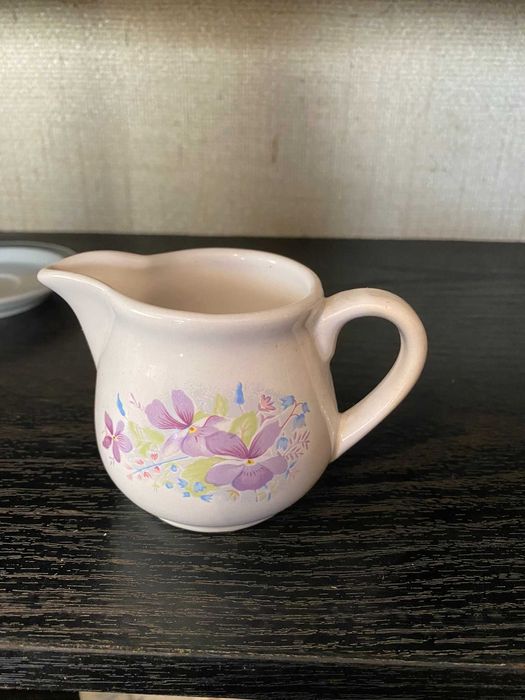 leiteira pequena branca com flores roxas e lilas