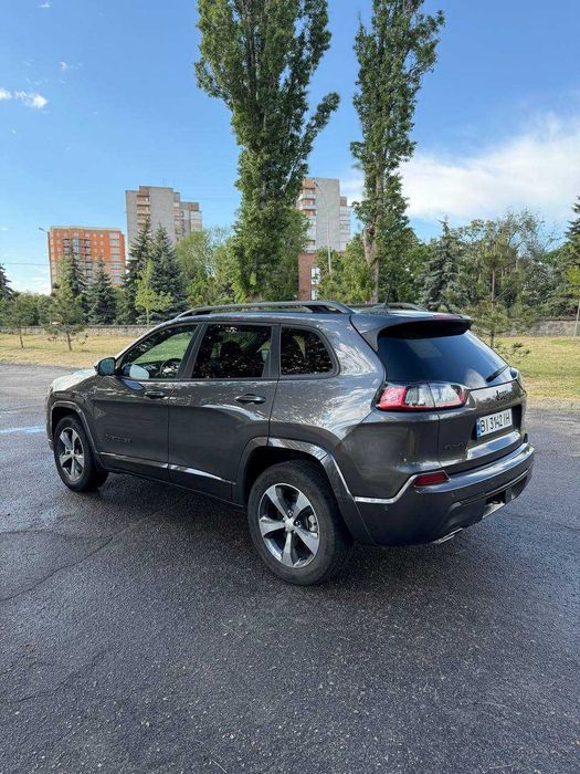 Jeep Cherokee Limited 2019 року в обвісі Overland з повним приводом