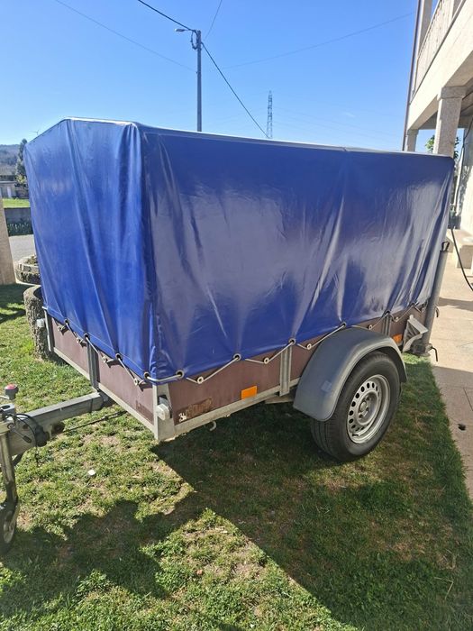 Atrelado / reboque com rampas e lona