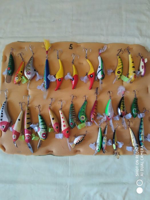 Коллекция деревянных рыбок, воблеров, блесен, мухоблесн.