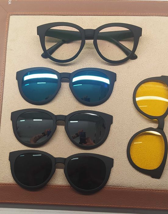 Очки солнцезащитные с магнитными клипами.