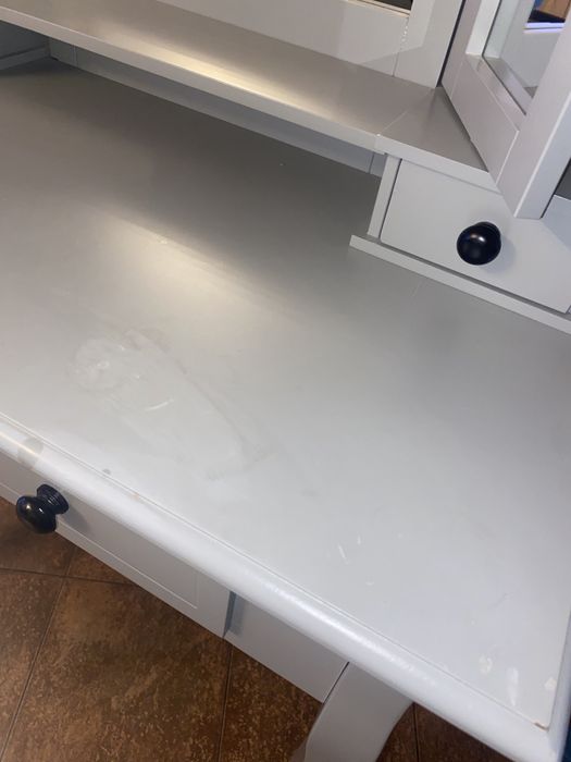 szara toaletka z ruchomymi lustrami