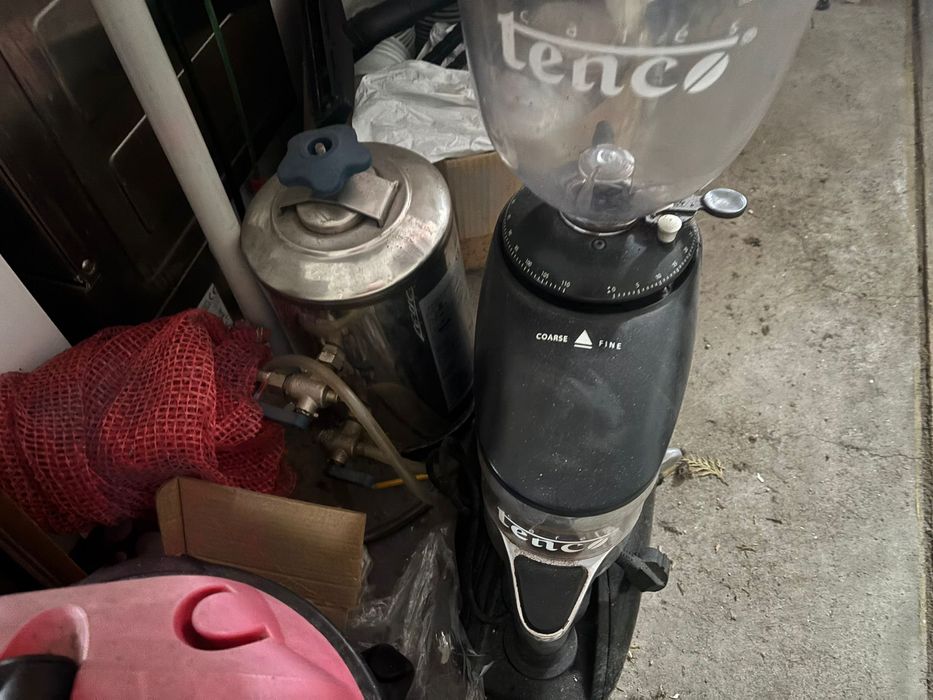 Maquina de cafe, moinho e maquina de pavar loiça