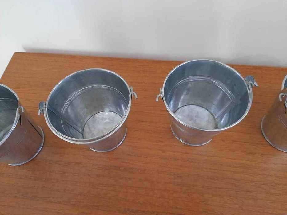 Baldes em metal de decoração