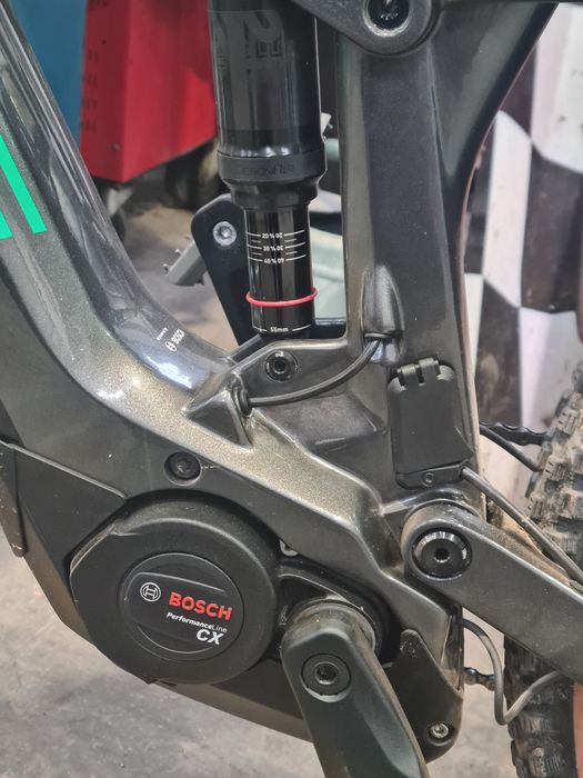 Bicicleta eléctrica marca cube semi nova com motor bosch