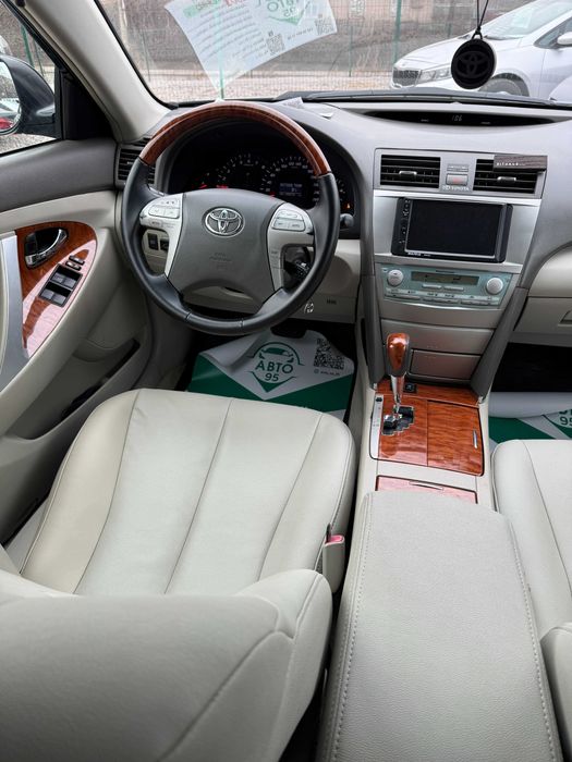 Продам Toyota Camry  рік можлива розстрочка,кредит,обмін!