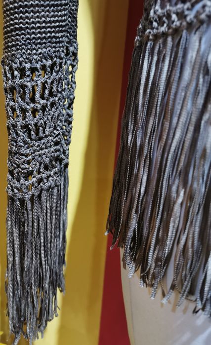 Sweterek z frędzlami Wallis