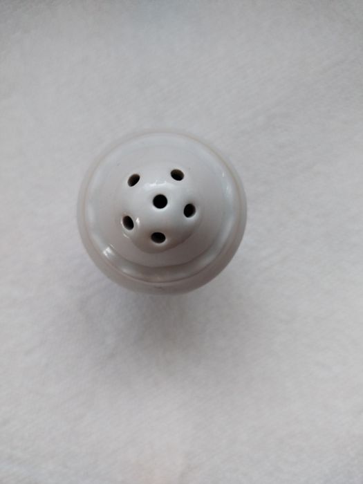 Фарфорова сільничка