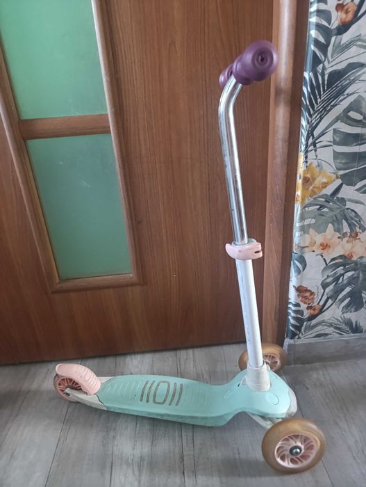 Hulajnoga trzykołowa Decathlon - świecą przednie koła