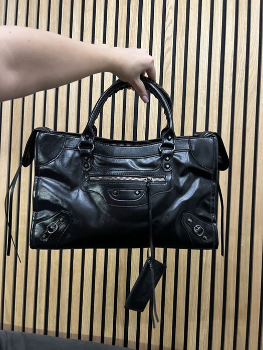 під balenciaga city bag dark
