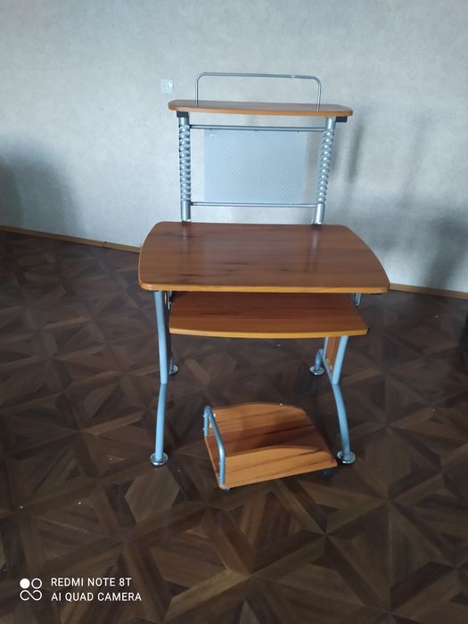 Комп'ютерний стіл