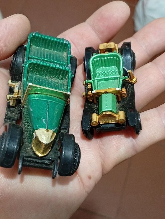 Dois Carros Antigos para colecção