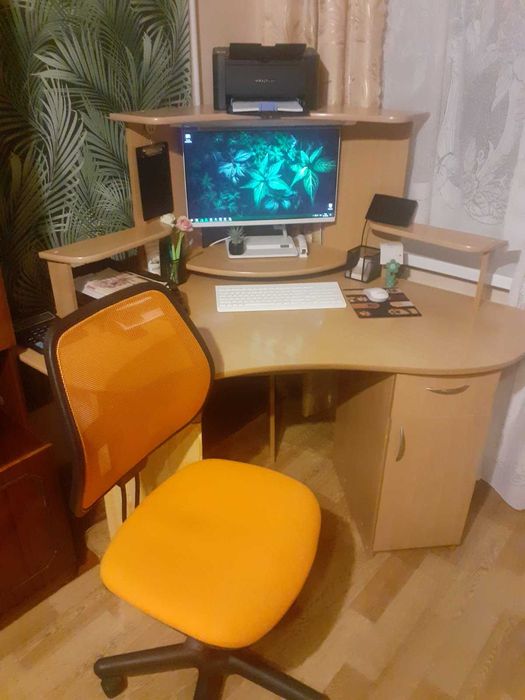 Стіл письмовий та крісло