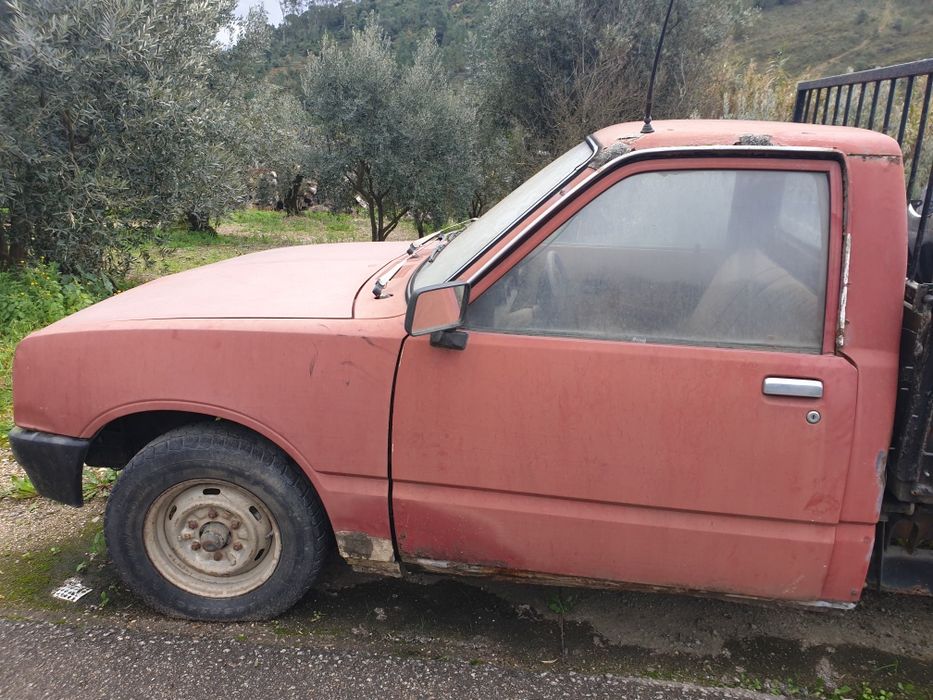 Vendo bedford com motor Isuzu com motor impecável, tem uns podres.