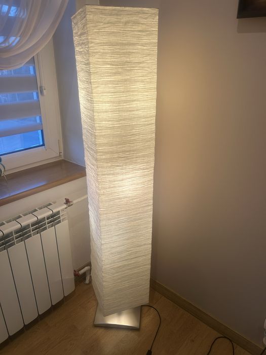 Lampa stojąca z papierowym harmonijkowym abażurem