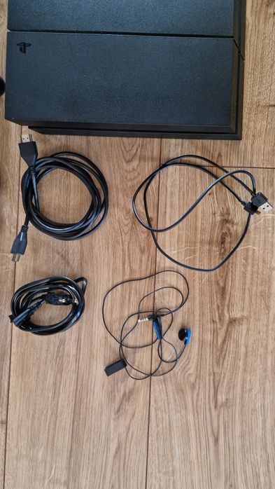 PlayStation 4 1T + 2 pady + GRATIS kabel HDMI