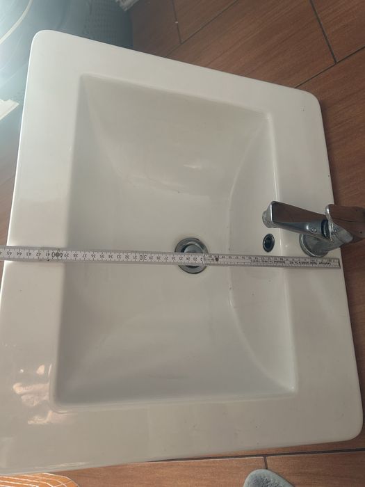 Umywalka wraz z baterią