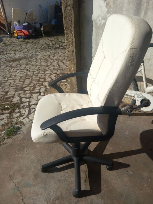 Cadeirão  de secretária.