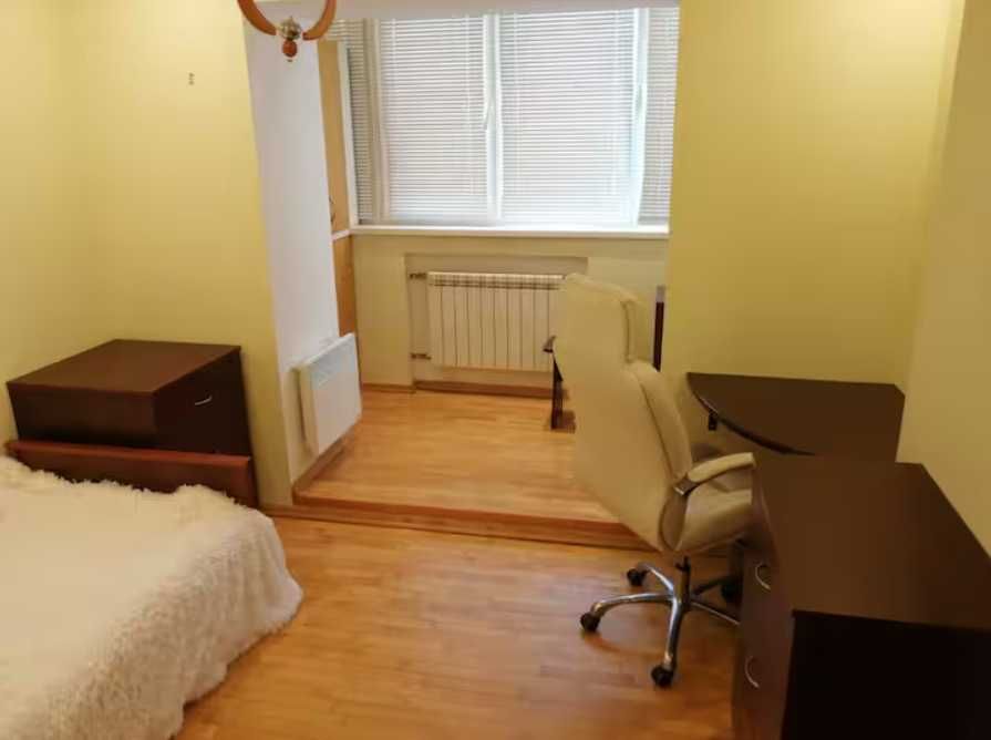 Простора 3-кімнатна квартира біля метро "Палац Україна" та "Либідська"