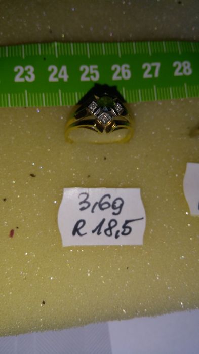 Pierścionek złoty z diamentami i szmaragdem w cenie 4200 zł.